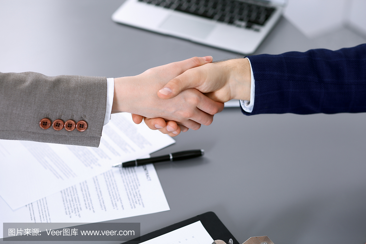 商務(wù)人士握手,結(jié)束會(huì)議。文件簽署,協(xié)議和律師咨詢(xún)概念